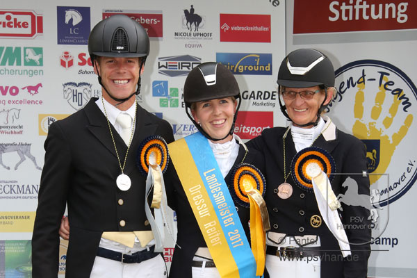 Svenja Peper (Mitte) freut sich über ihren zweiten Landesmeistertitel in der Dressur. Foto: Pantel