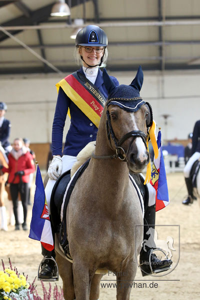 Die Siegerin im Finale des Bundesnachwuchschampionates der Ponydressurreiter 2018 heißt Alegra Schmitz-Morkramer und kommt aus Schleswig-Holstein. Foto: Pantel