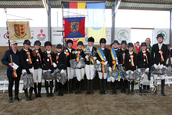 Medaillenträger Junioren-Teams: KRV Gifhorn (Gold), KPSV Lüneburg (Silber), KRV Soltau-Fallingbostel (Bronze). Foto: Pantel