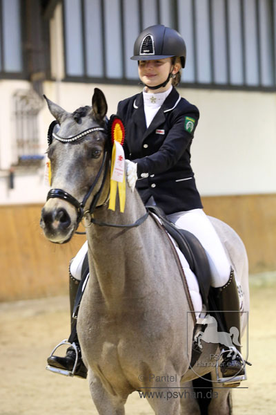 Die Siegerin im Finale des Bundesnachwuchschampionates der Ponydressurreiter 2017 heißt Johanna Kullmann (Hamminkeln). Foto: Pantel