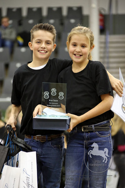 Tom und Nike Meier nehmen den Preis für den erfolgreichen Verein (PZVR Luhmühlen) entgegen. Foto: Pantel