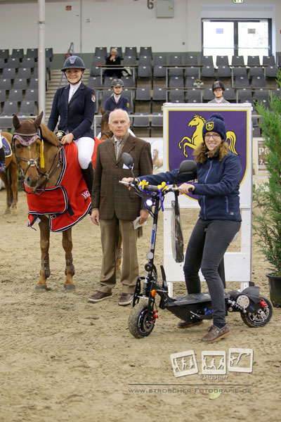 Das Finale Horst-Gebers-Tour Future Pony Challenge gewann Ann-Sophie Seidl aus Bayern. Es gratulieren Klaus Oetjen und Kira Schönberg. Foto: Stroscher