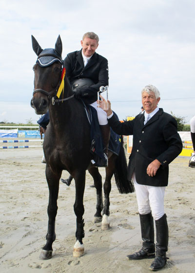 Andreas Bringmann, Sieger im Springen, wird vom Vorsitzenden des Bezirkspferdesportverband Hannover, Bernward Engelke, beglückwünscht. Foto: privat