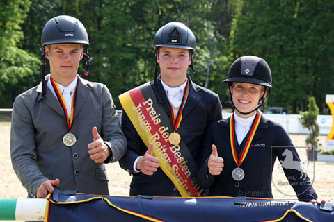 Siegerehrung Springen Junge Reiter: Jesse Luther (Bronze), Lars Volmer (Gold) und Finja Bormann (Silber). Foto: Pantel