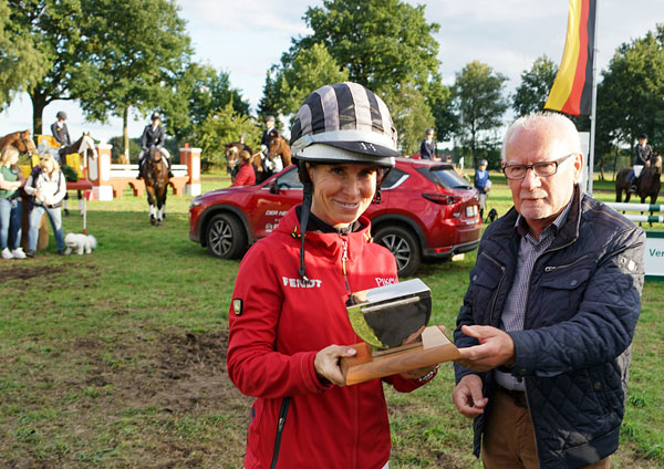 Bettina Hoy erhält die Milford-Trophy aus den Händen von Willi Minne, stellvertretender Bürgermeister Langenhagen. Foto: Hauers