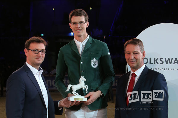 Harm Lahde hatte sich den Sonderehrenpreis der Veolia Wasser GmbH als erfolgreichster Reiter der gesamten LöwenClassics-Tage verdient. Foto: Stroscher