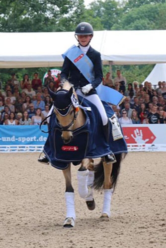 Johanna-Sophie Wilhelmi und Chaplin V gewinnen das Hamburger Pony-Derby Dressur. Foto: privat