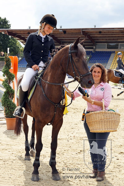 Ponyspringen: Claire Wegener und Harry. Foto: Pantel