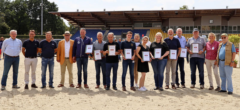 Die zehn Horst-Gebers-Stiftung-Prämienpartnerschaftsvereine 2019 mit der Jury und Stiftungsvertretern. Foto: Pantel