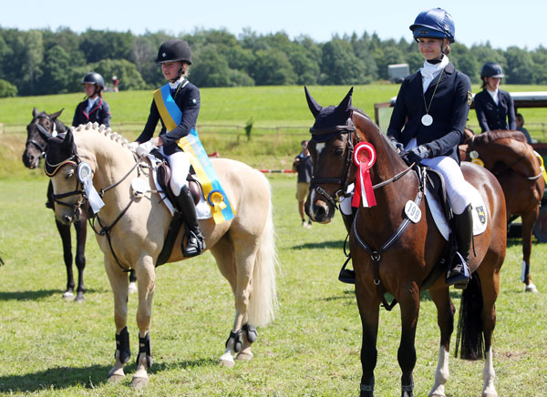 Siegerehrung LM Pony Vielseitigkeit: Smilla Maline Philipp (Gold) und Hedda Vogler mit Sarrasani P. Foto: Blasig