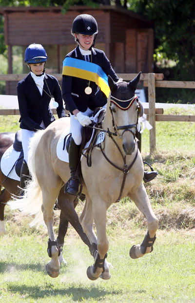 Neue Landesmeister der Pony-Vielseitigkeit: Smilla Maline Philipp und Nadeem. Foto: Blasig