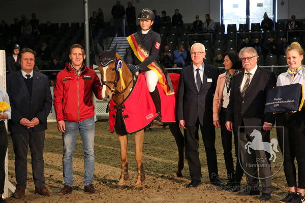 Siegerehrung Bundesnachwuchschampionat Ponyspringen 2020: Lilli Marie Carius und Steendieks Jolly Couer. Foto: Pantel