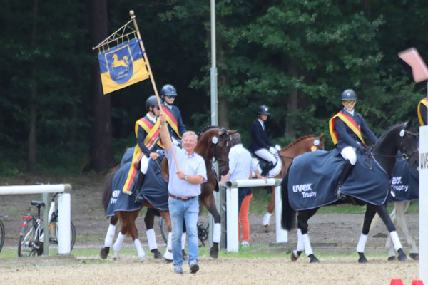 Einmarsch des Teams Hannover Pferde mit Claus Erhorn. Foto: Lemke