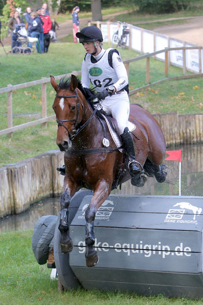 DJM-Bronze für Libussa Lübbeke / Darcy F bei den Jungen Reitern. Auf dem Foto reitet sie Caramia, mit der sie Platz sieben belegte. Foto: Stroscher 
