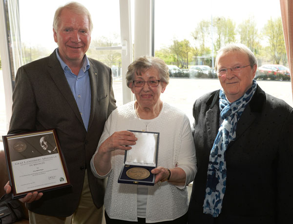 Verleihung der Landsberg-Velen-Medaille (v.l.): Rudolf Kruse (Vors. BRV Stade), Meta Peper und Erika Cordts (Ehrenvorsitzende PSV Hannover). Foto: Kordländer