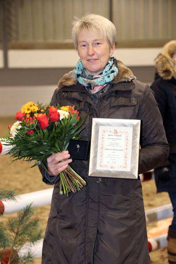 Für Ihre ehrenamtliche Arbeit bekam Christine Ahrens, langjährige Geschäftsführerin des KPSV Lüneburg, die Silberne Ehrennadel des Niedersächsischen Reiterverbandes verliehen. Foto: Pantel