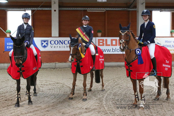 Die besten drei Ponyspringreiter des Bundesnachwuchschampionates (v.l.).: Taja Kiesewetter (Bronze), Lilli Marie Carius (Gold) und Naomi Himmelreich (Silber). Foto: Pantel