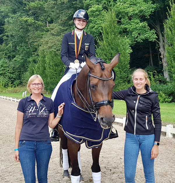 Glückliche Bronze-Medaillengewinnerin: Anna Derlien (Mitte) kann sich immer auf ihre Mutter und Schwester Tessa (rechts) verlassen. Foto: Grollimund