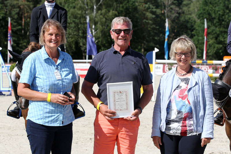 Goldene Ehrennadel für den Landestrainer Vielseitigkeit (v.l.): Britta Grollimund, Claus Erhorn, Gundula Fischer. Foto: Pantel