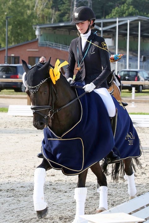 Nele Sophie Lindhorst war die beste Ponyreiterin in der 1. WP und belegte auch Platz drei (hier mit dem zweiten Pony Oosterbroek Fenix). Foto: Pantel
