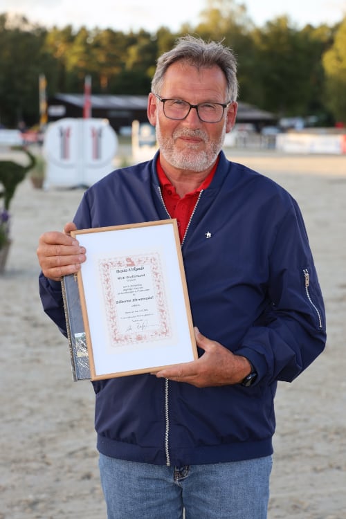 Silberne Ehrennadel für Willi Grollimund. Foto: Pantel