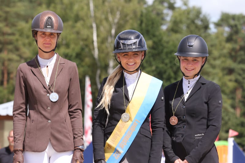 Landesmeister Amateur-Springen (v.l.): Nicole Philipp, Sophie Luise Löhden und Hedda Roggenbruck. Foto: Pantel