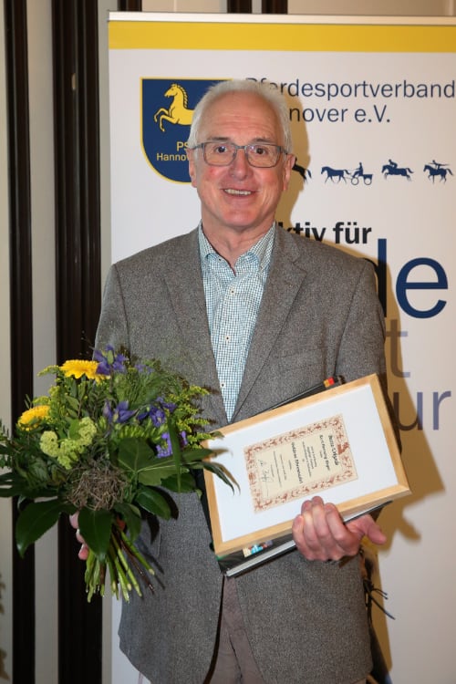 Goldene Ehrennadel für Kurt-Henning Meyer. Foto: Pantel