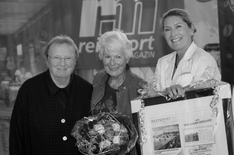 Petra von Burchard (Mitte) 2015 bei der Verleihnung der Goldenen Plakette mit Erika Cordts (links, Ehrenvorsitzende PSV Hannover) und Alexandra Duesmann (rechts, Geschäftsführerin Paragon Verlag). Foto: Stroscher
