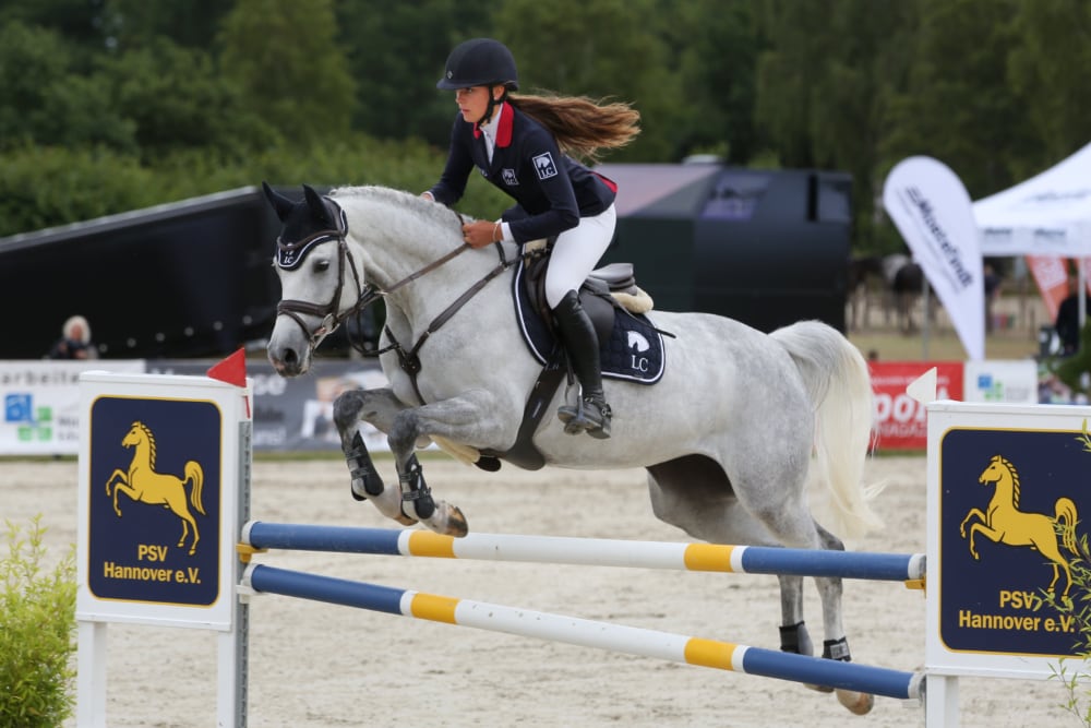 Das HGS-Bündnis-Pferd Grey Diraba und ihre vorherige Reiterin Lina Seidel. Foto: Pantel