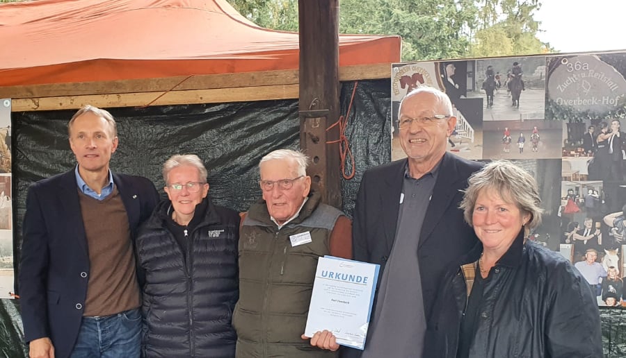 Von links: Ernst-Dietrich Paulus (Vorsitzender PSV Lüneburg-Harburg), Erika Putensen, Kalli Overbeck, Uwe Bahnweg und Annett Witt (Vorstand Finanzen im PSV Lüneburg-Harburg). Foto: privat