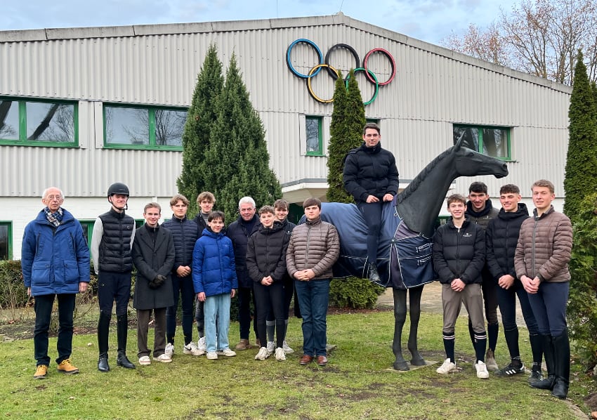 Jungs_ins_Viereck_2025 Foto Stiftung Deutscher Pferdesport