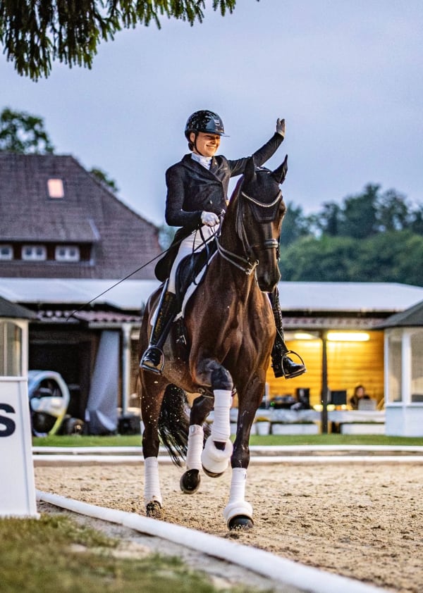 Goldenes Reitabzeichen für Pauline Bubanz