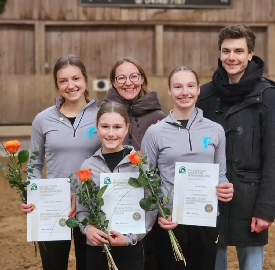 voltigiererinnen A-Gruppe geht mit gutem Gefühl in die Winterpause - Neuigkeiten -  Voltigierverein Raidwangen