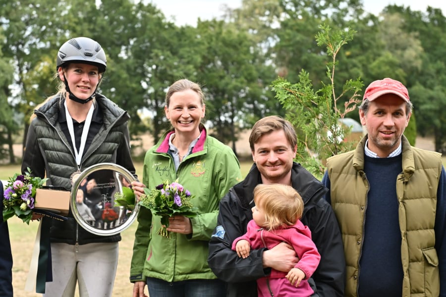 Verleihung des Silbertellers (v. links): Anna Studtmann mit den Sponsoren Alicia, Dominik und Caspar von Ziegner. Foto: Goedecke
